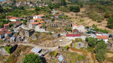 Ruína para Restauro com Terreno e Anexos - Paredes do Vale, Arcos de Valdevez
