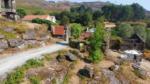 Ruína para Restauro com Terreno e Anexos - Paredes do Vale, Arcos de Valdevez