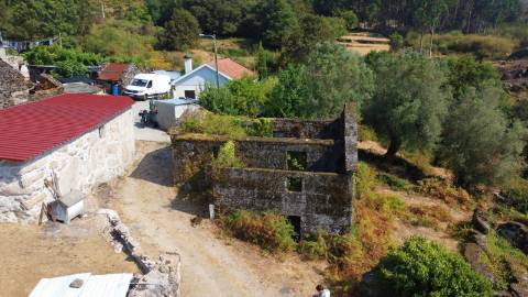 Ruína para Restauro com Terreno e Anexos - Paredes do Vale, Arcos de Valdevez