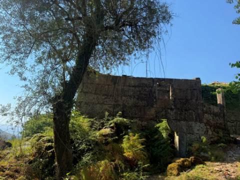 Ruína para Restauro com Terreno e Anexos - Paredes do Vale, Arcos de Valdevez