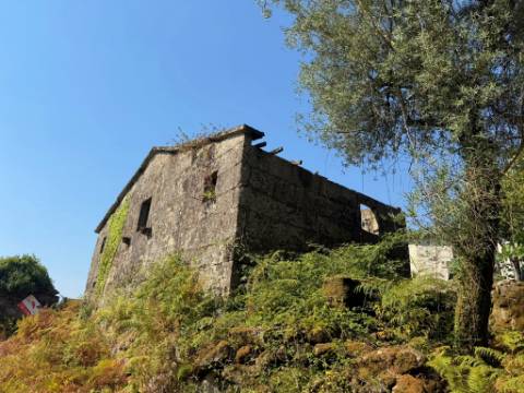 Ruína para Restauro com Terreno e Anexos - Paredes do Vale, Arcos de Valdevez