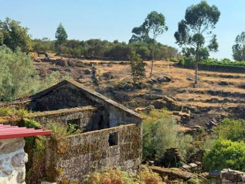 Ruína para Restauro com Terreno e Anexos - Paredes do Vale, Arcos de Valdevez