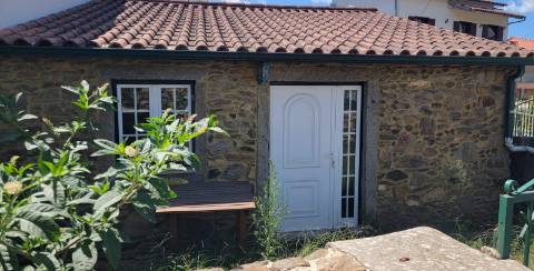 Moradia T2 tradicional em pedra