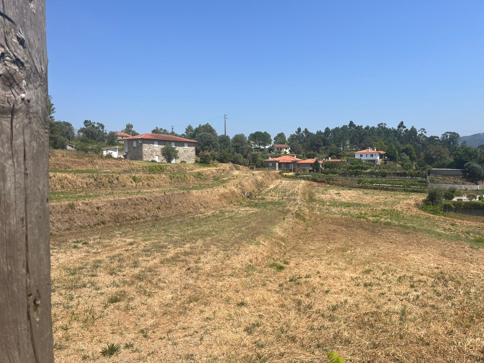 Terreno construtivo com projeto duma moradia