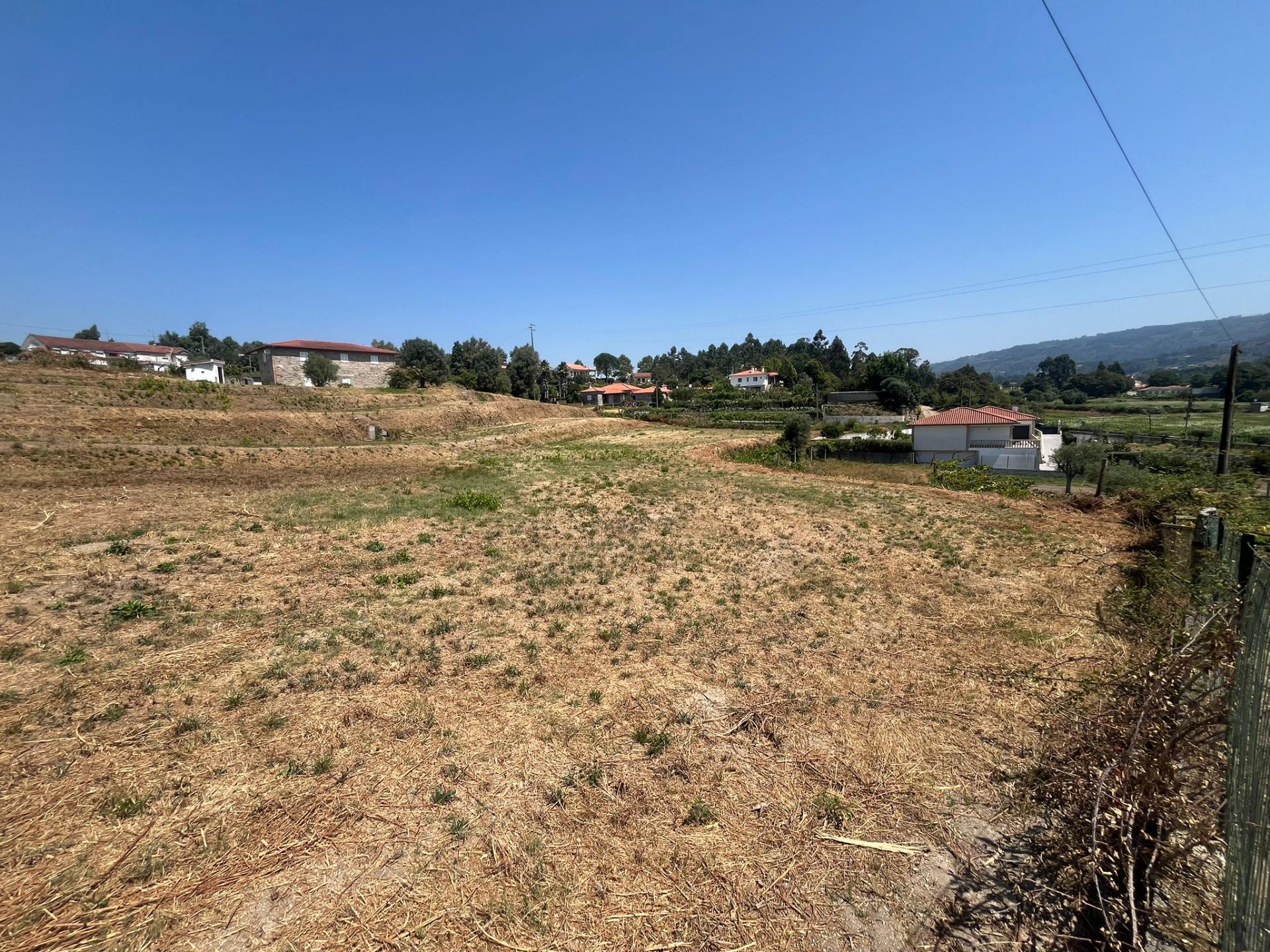 Terreno construtivo com projeto duma moradia