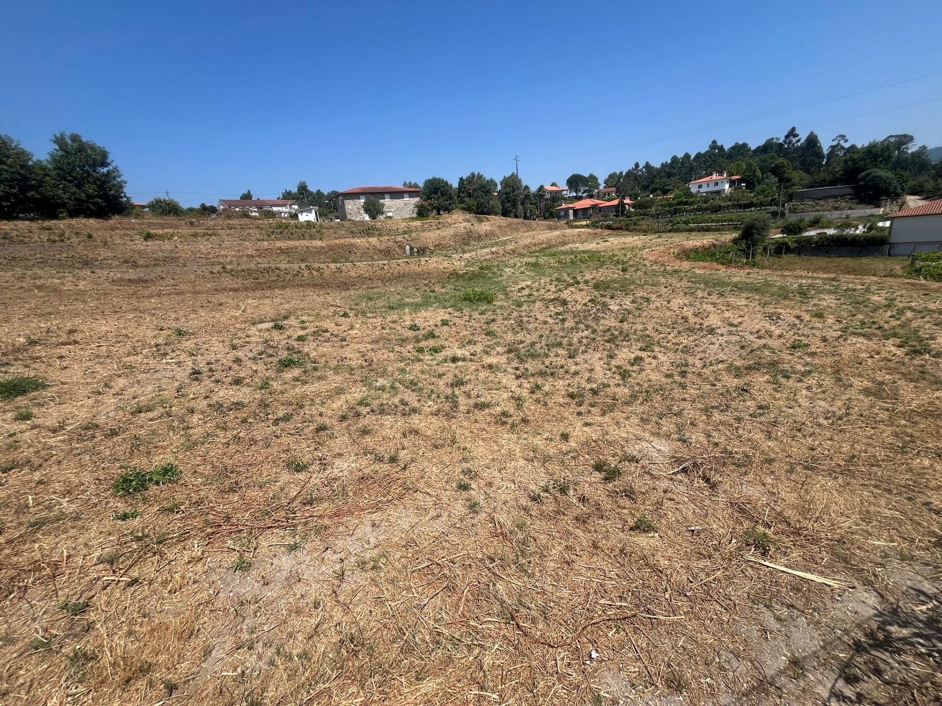 Terreno construtivo com projeto duma moradia