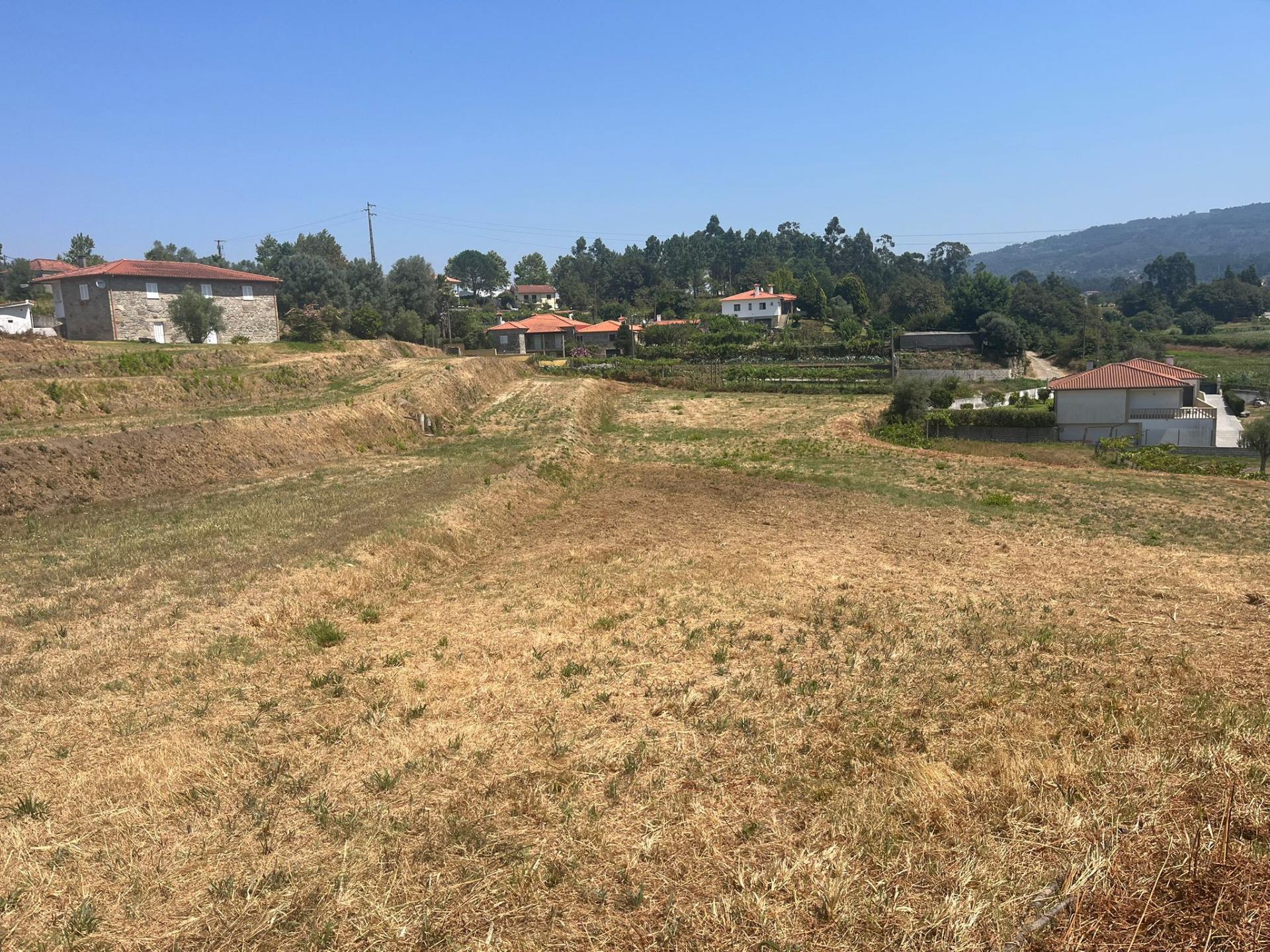 Terreno construtivo com projeto duma moradia