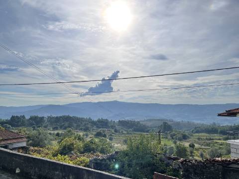 Moradia T4 a restaurar com grande jardim