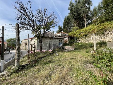 Moradia T4 a restaurar com grande jardim