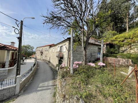 Moradia T4 a restaurar com grande jardim