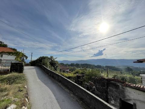 Moradia T4 a restaurar com grande jardim