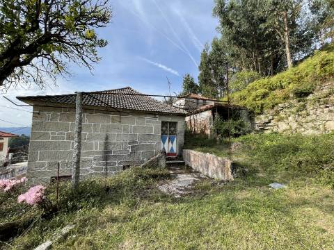 Moradia T4 a restaurar com grande jardim