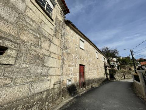 Moradia T4 a restaurar com grande jardim