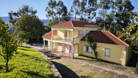 Moradia T3+1 em Refóios do Lima