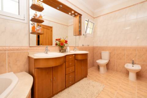 Moradia T3+1 em Refóios do Lima