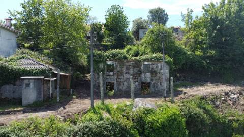 Ruína para Restauro com 2 Pisos e Boas Vistas - Rio Frio, Arcos de Valdevez