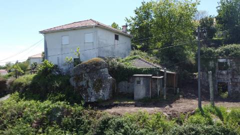 Ruína para Restauro com 2 Pisos e Boas Vistas - Rio Frio, Arcos de Valdevez