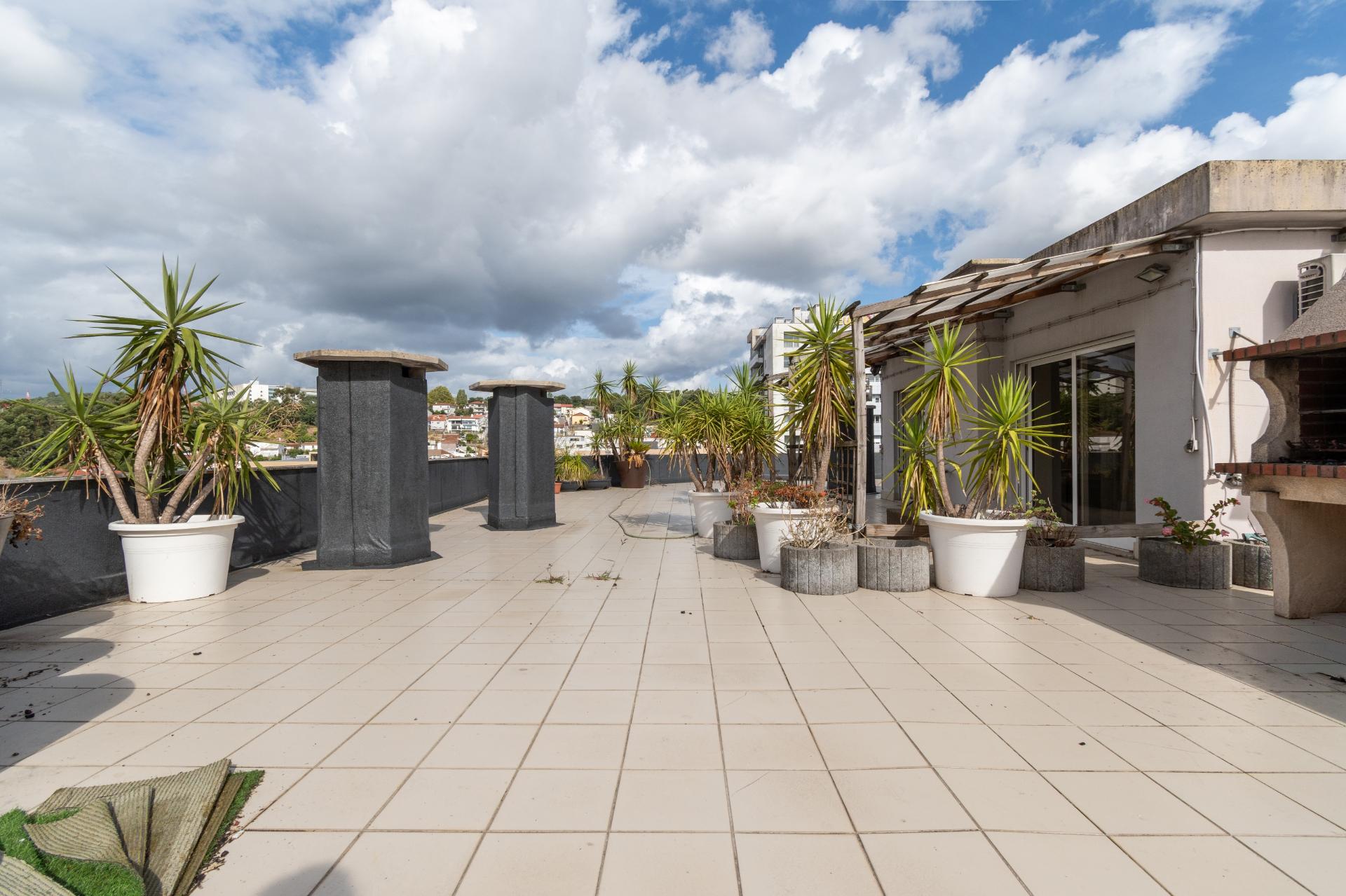Penthouse T6 Renovado Exclusiva com Cobertura Privada - Braga