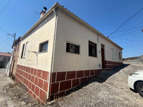 Moradia no centro da Meruge mais 1000m2 de mata