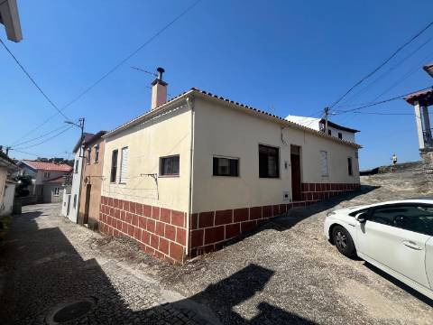 Moradia no centro da Meruge mais 1000m2 de mata