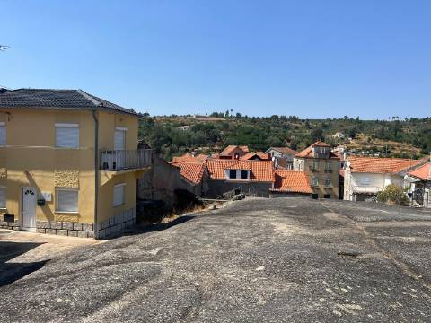 Moradia no centro da Meruge mais 1000m2 de mata