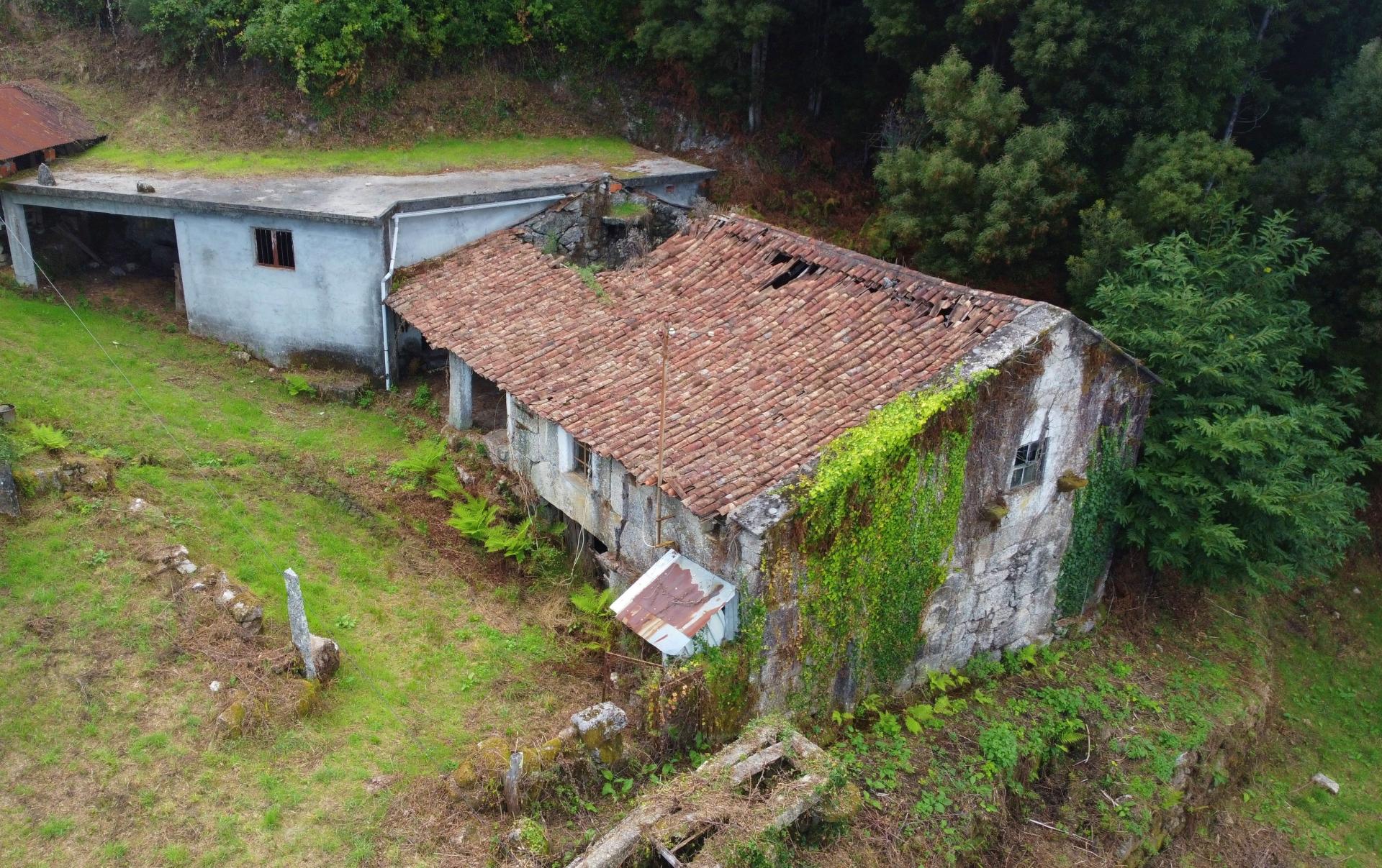 Moradia para Restauro com Terreno +2.000 m² - Senharei, Arcos de Valdevez