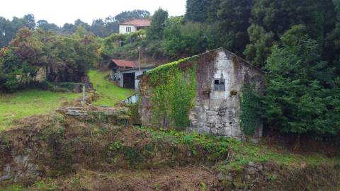 Moradia para Restauro com Terreno +2.000 m² - Senharei, Arcos de Valdevez