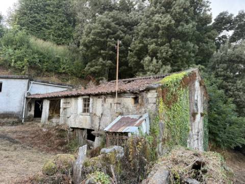 Moradia para Restauro com Terreno +2.000 m² - Senharei, Arcos de Valdevez