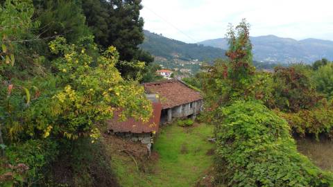 Moradia para Restauro com Terreno +2.000 m² - Senharei, Arcos de Valdevez