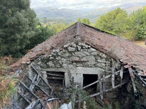 Moradia para Restauro com Terreno +2.000 m² - Senharei, Arcos de Valdevez