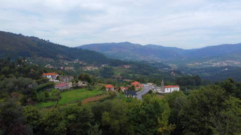 Moradia para Restauro com Terreno +2.000 m² - Senharei, Arcos de Valdevez