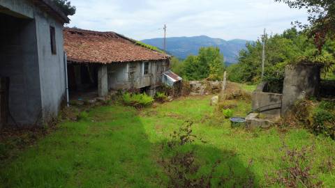 Moradia para Restauro com Terreno +2.000 m² - Senharei, Arcos de Valdevez