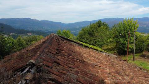 Moradia para Restauro com Terreno +2.000 m² - Senharei, Arcos de Valdevez