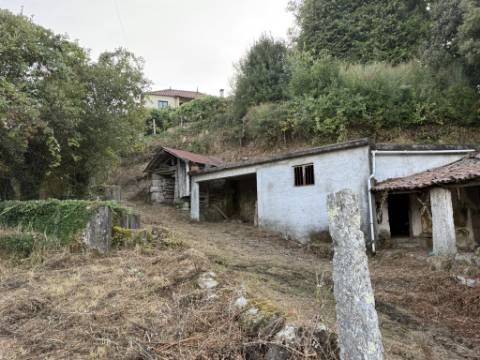 Moradia para Restauro com Terreno +2.000 m² - Senharei, Arcos de Valdevez