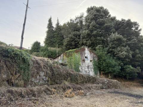 Moradia para Restauro com Terreno +2.000 m² - Senharei, Arcos de Valdevez