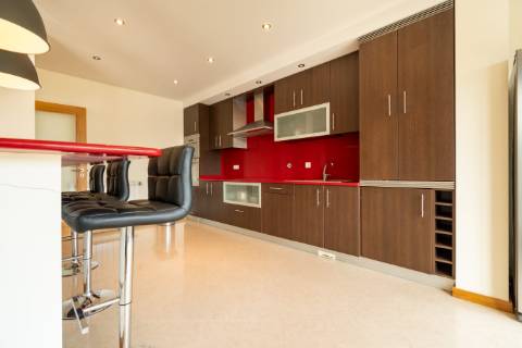 T2 | Último andar c/ rooftop privado e churrasqueira | Mobilado | Garagem Fechada Vila Fonche, Arcos de Valdevez