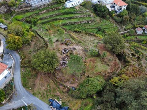 Propriedade com 3 ruinas