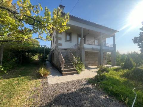 Moradia T4+1 no centro de Lanheses