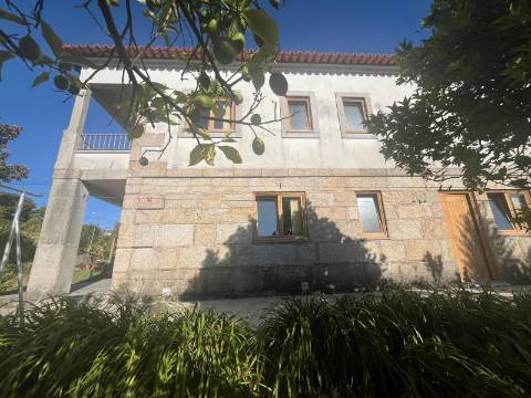 Moradia T4+1 no centro de Lanheses