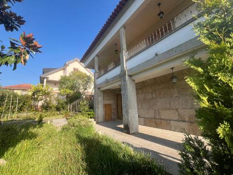 Moradia T4+1 no centro de Lanheses