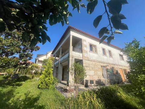 Moradia T4+1 no centro de Lanheses