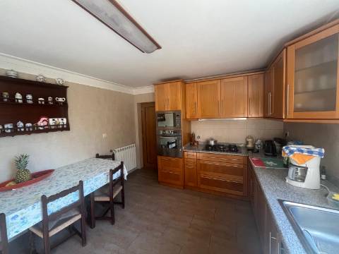 Moradia T4+1 no centro de Lanheses