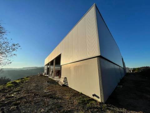 Pavilhão Industrial com 2416m2 para Arrendamento na Zona Industrial de Queijada, Ponte de Lima