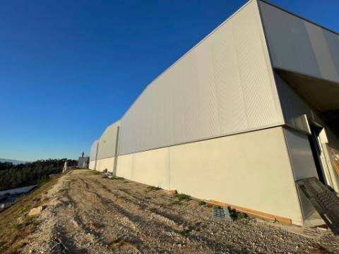Pavilhão Industrial com 2416m2 para Arrendamento na Zona Industrial de Queijada, Ponte de Lima