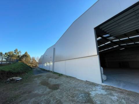 Pavilhão Industrial com 2416m2 para Arrendamento na Zona Industrial de Queijada, Ponte de Lima