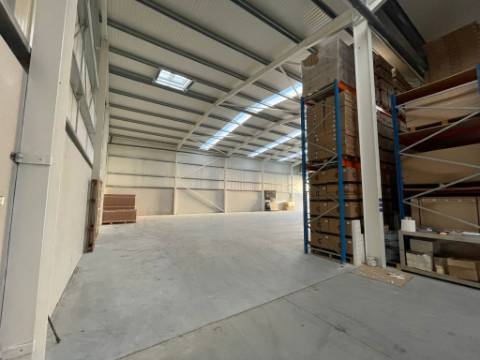 Pavilhão Industrial com 2416m2 para Arrendamento na Zona Industrial de Queijada, Ponte de Lima