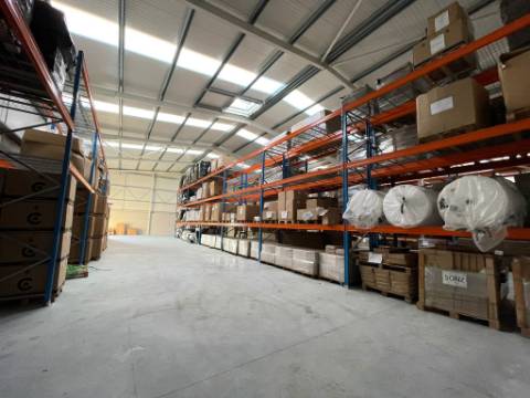 Pavilhão Industrial com 2416m2 para Arrendamento na Zona Industrial de Queijada, Ponte de Lima