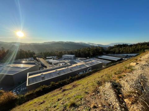 Pavilhão Industrial com 2416m2 para Arrendamento na Zona Industrial de Queijada, Ponte de Lima