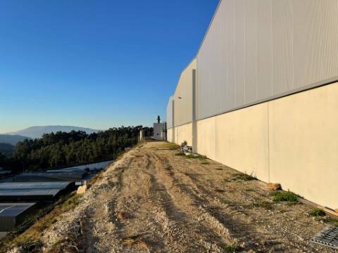 Pavilhão Industrial com 2416m2 para Arrendamento na Zona Industrial de Queijada, Ponte de Lima