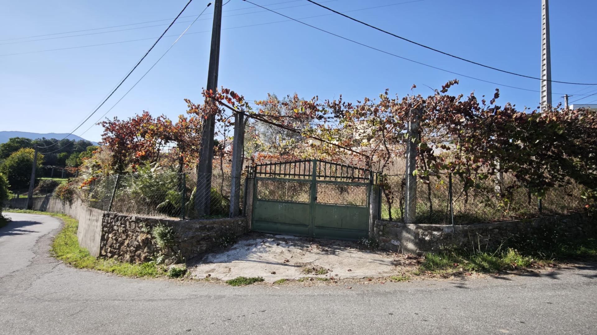 Terreno com projecto aprovado, moradia T3